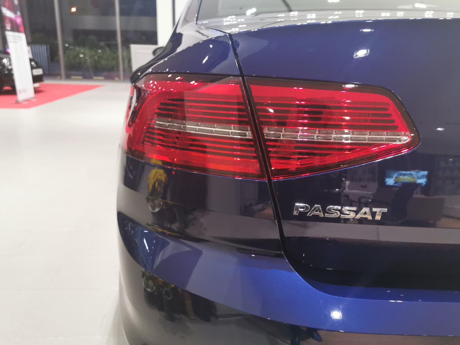 Cần bán xe Volkswagen Passat Bluemotion màu xanh lam, nhập khẩu nguyên chiếc, giảm 170 triệu-4