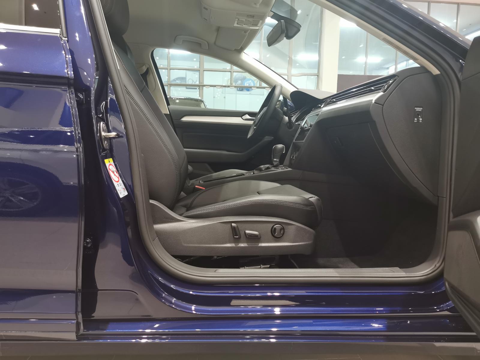 Cần bán xe Volkswagen Passat Bluemotion màu xanh lam, nhập khẩu nguyên chiếc, giảm 170 triệu-6