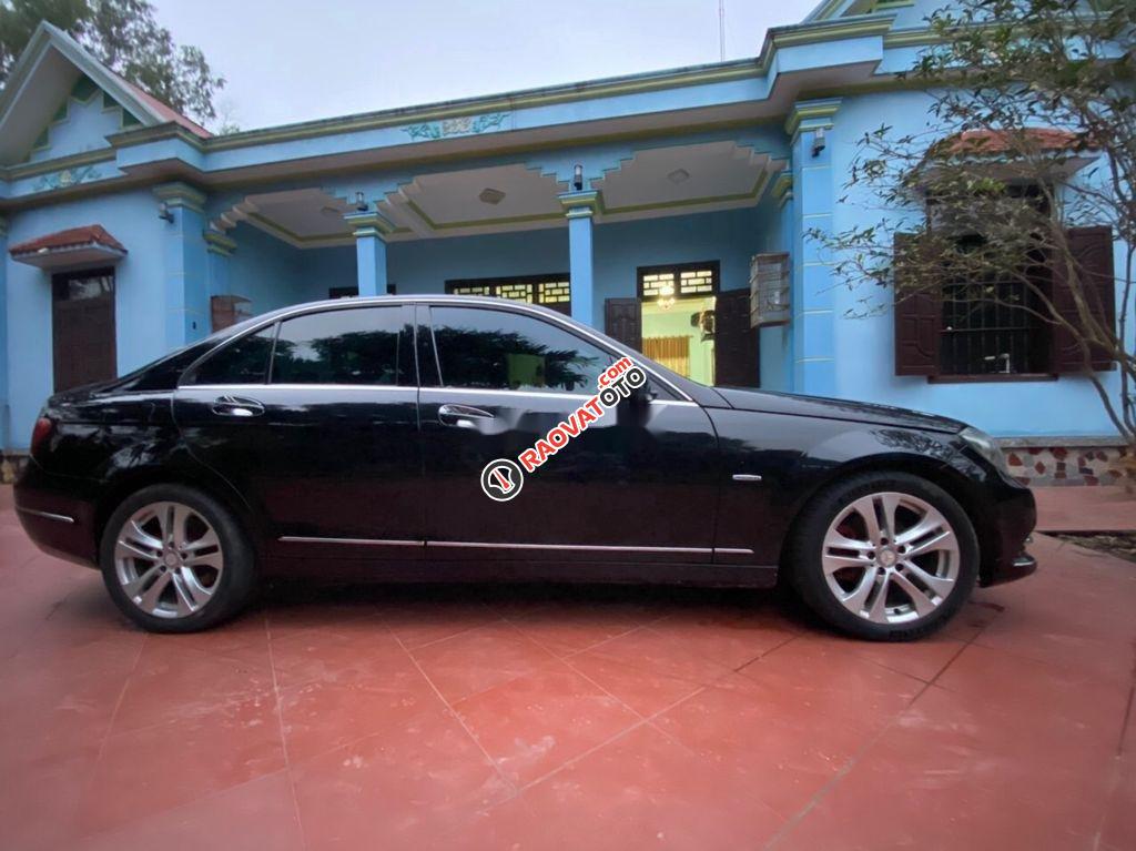 Cần bán xe Mercedes C200 năm 2011, màu đen xe gia đình-6