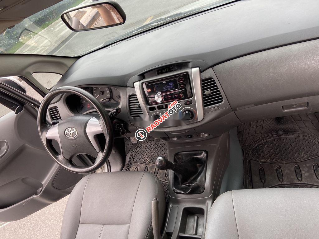 Bán ô tô Toyota Innova E sản xuất năm 2012, màu bạc, giá tốt-9