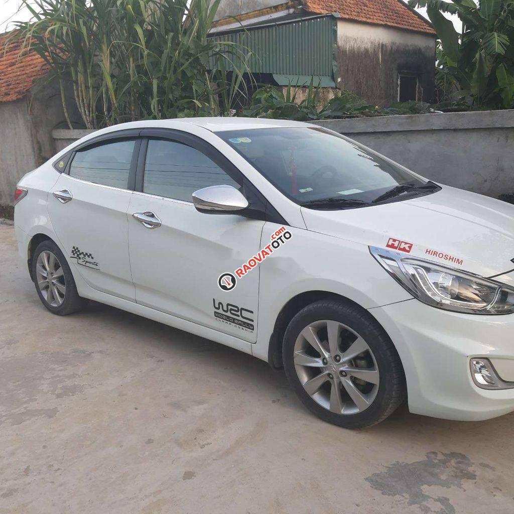 Cần bán Hyundai Accent Blue sản xuất năm 2013, màu trắng, nhập khẩu số tự động, giá 375tr-0