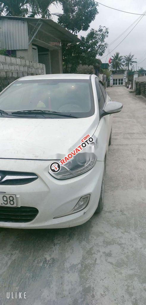 Cần bán Hyundai Accent Blue sản xuất năm 2013, màu trắng, nhập khẩu số tự động, giá 375tr-4