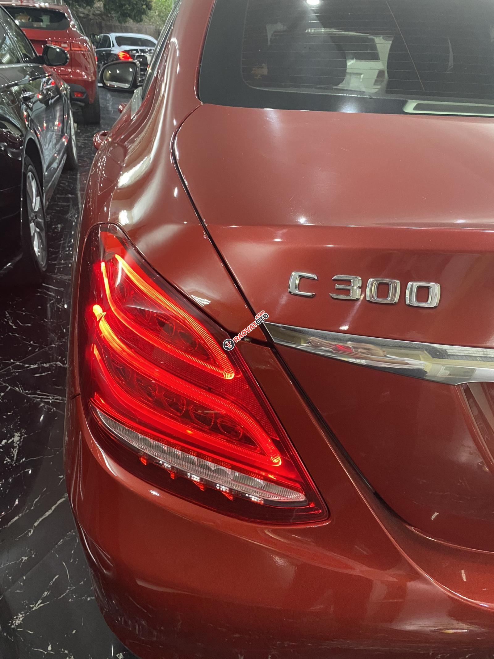 Cần bán nhanh Mercedes C300 đời 2015, màu đỏ, xe đẹp như mới-0