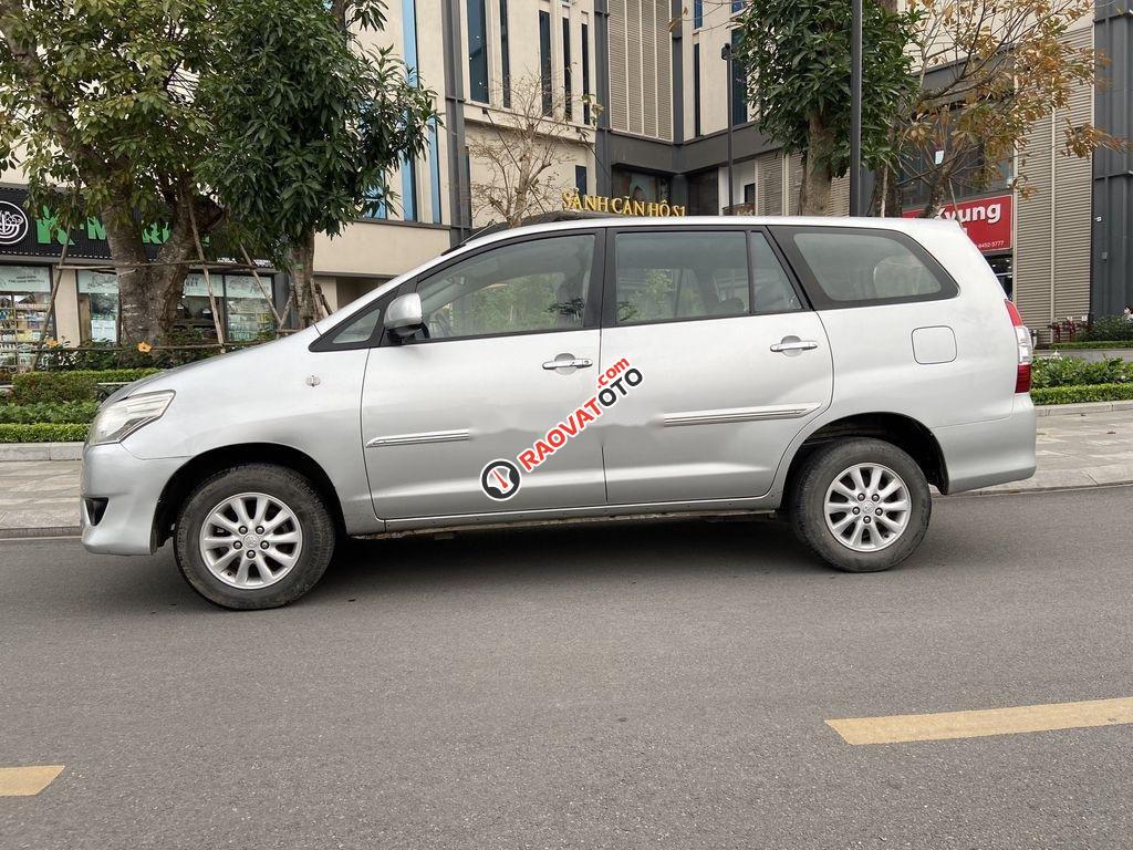 Bán ô tô Toyota Innova E sản xuất năm 2012, màu bạc, giá tốt-3