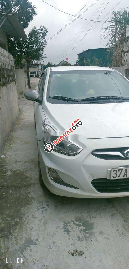 Cần bán Hyundai Accent Blue sản xuất năm 2013, màu trắng, nhập khẩu số tự động, giá 375tr-3