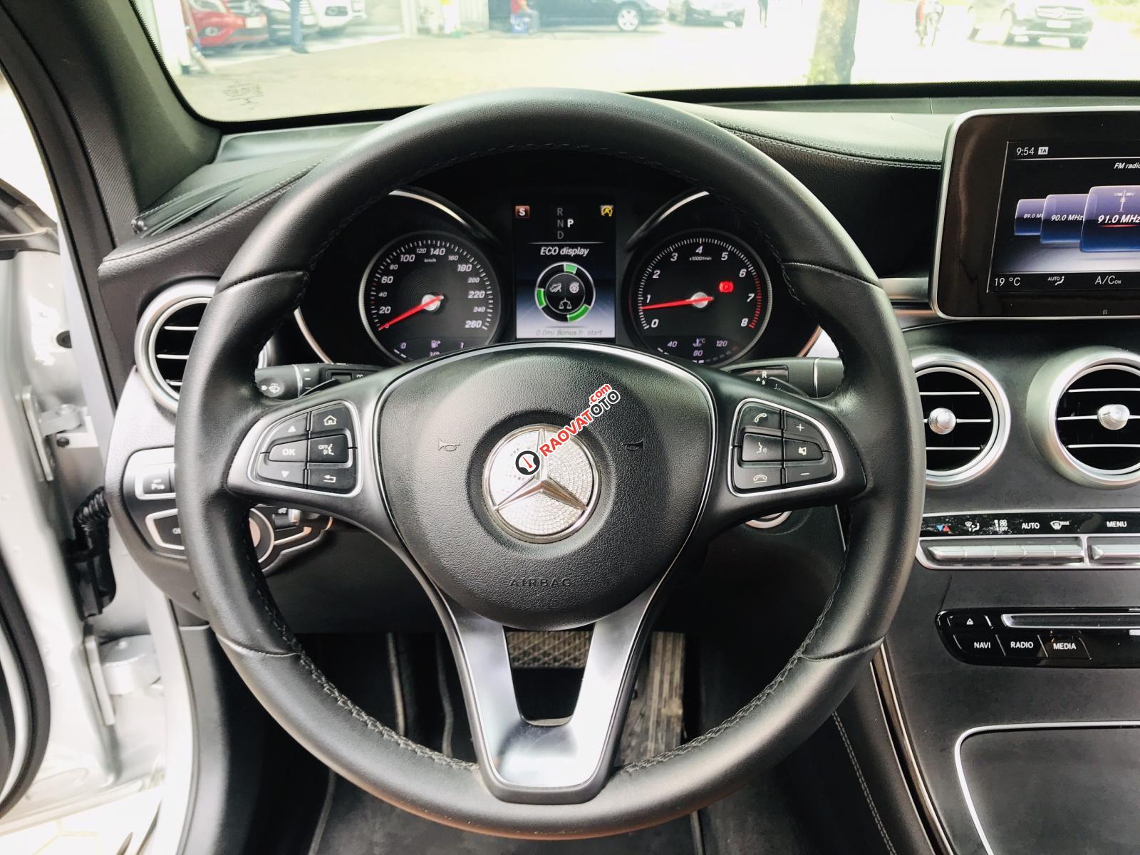 Bán ưu đãi với chiếc Mercedes Benz GLC 300, sản xuất 2017, màu bạc, giao nhanh-3