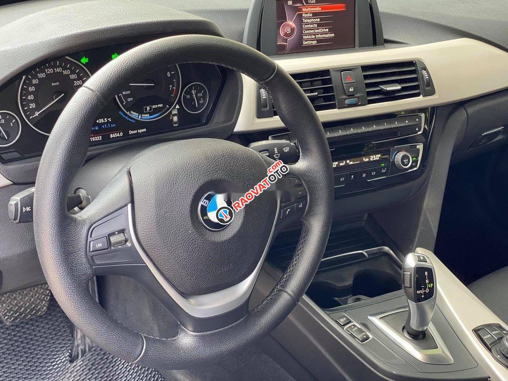 Cần bán xe BMW 3 Series 320i đời 2017, màu đen-4