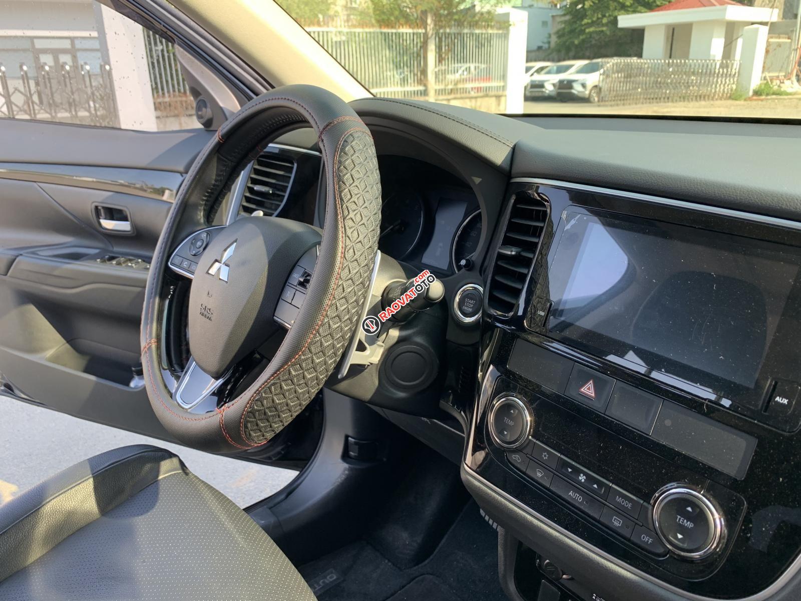 Cần bán Mitsubishi Outlander 2.0 CVT Premium sản xuất năm 2019, màu đen-2