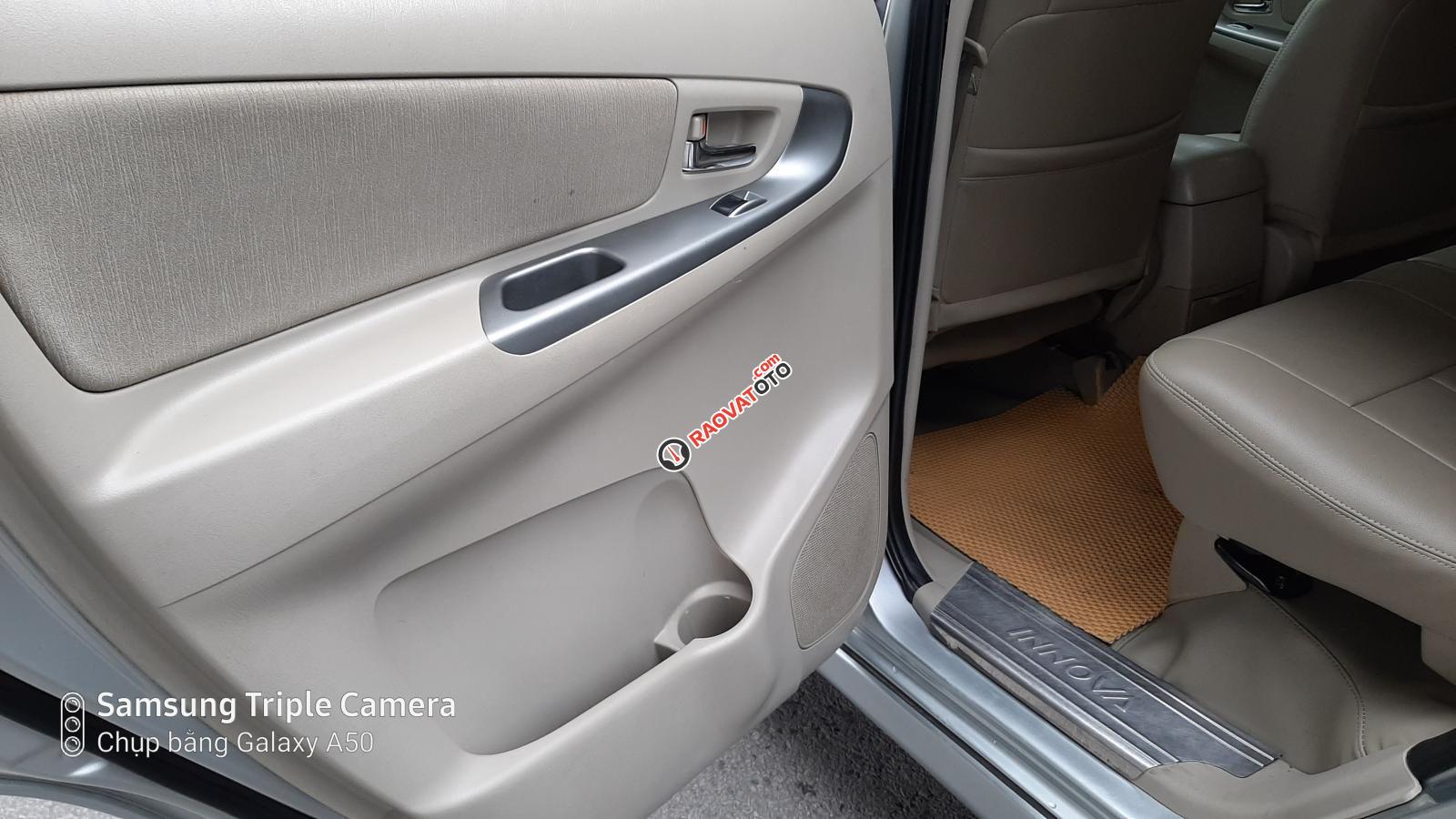 Cần bán nhanh với giá ưu đãi chiếc Toyota Innova E đời 2015, màu bạc giao nhanh-0