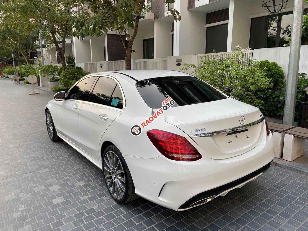 Cần bán xe Mercedes C300 AMG đời 2018, màu trắng chính chủ-6