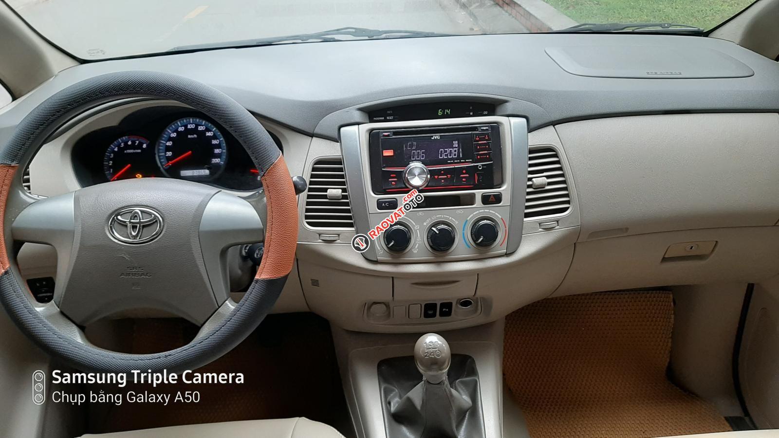 Cần bán nhanh với giá ưu đãi chiếc Toyota Innova E đời 2015, màu bạc giao nhanh-3