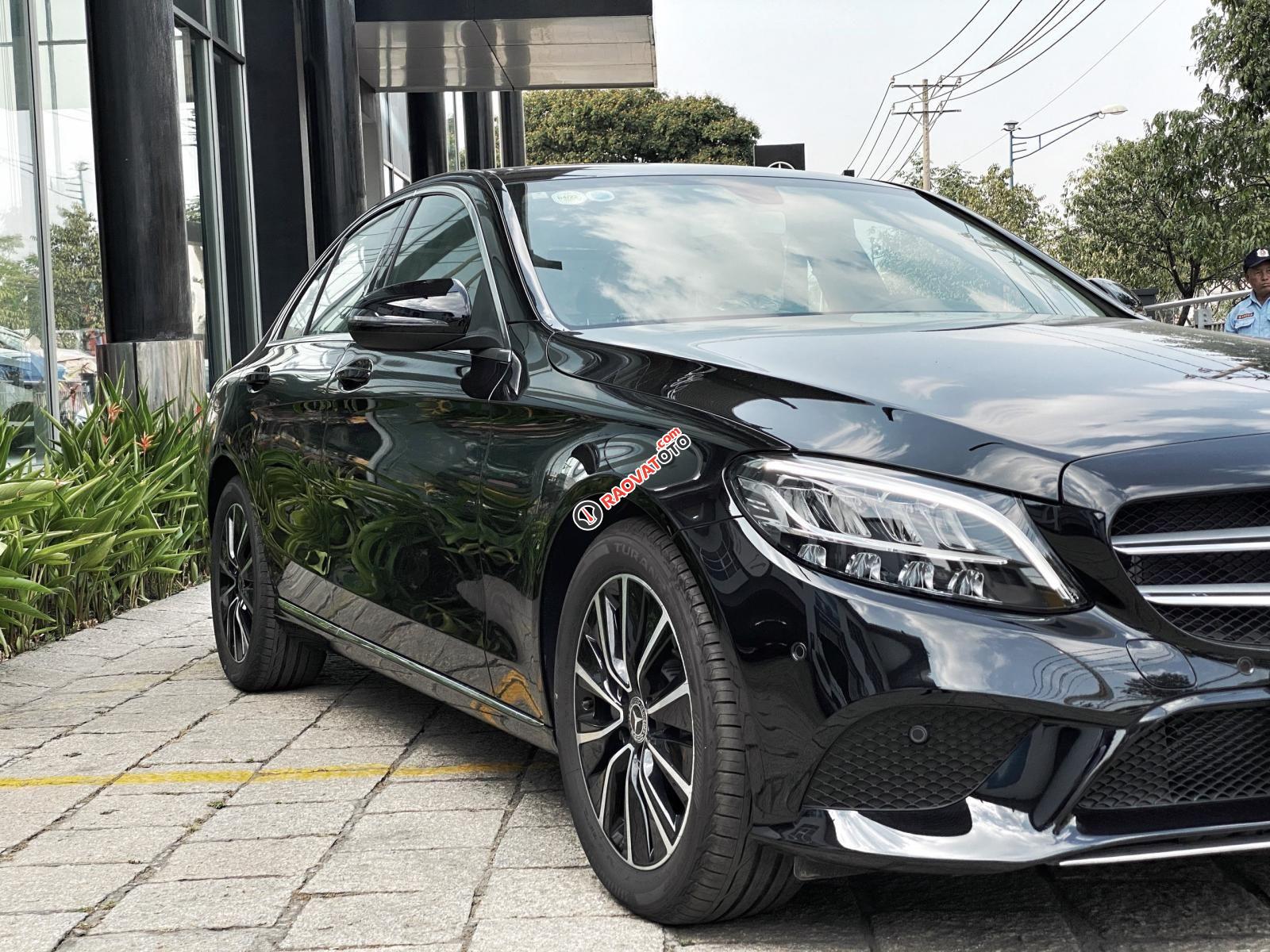 Cần bán gấp chiếc Mercedes C200 2019, màu đen, xe chưa lăn bánh-1