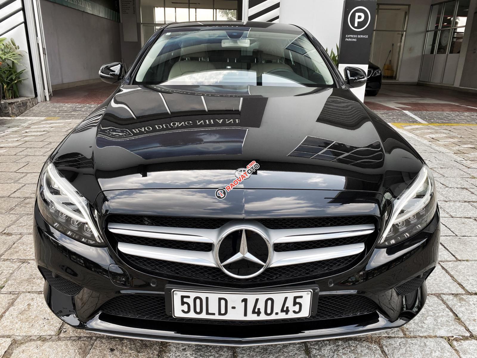 Cần bán gấp chiếc Mercedes C200 2019, màu đen, xe chưa lăn bánh-3