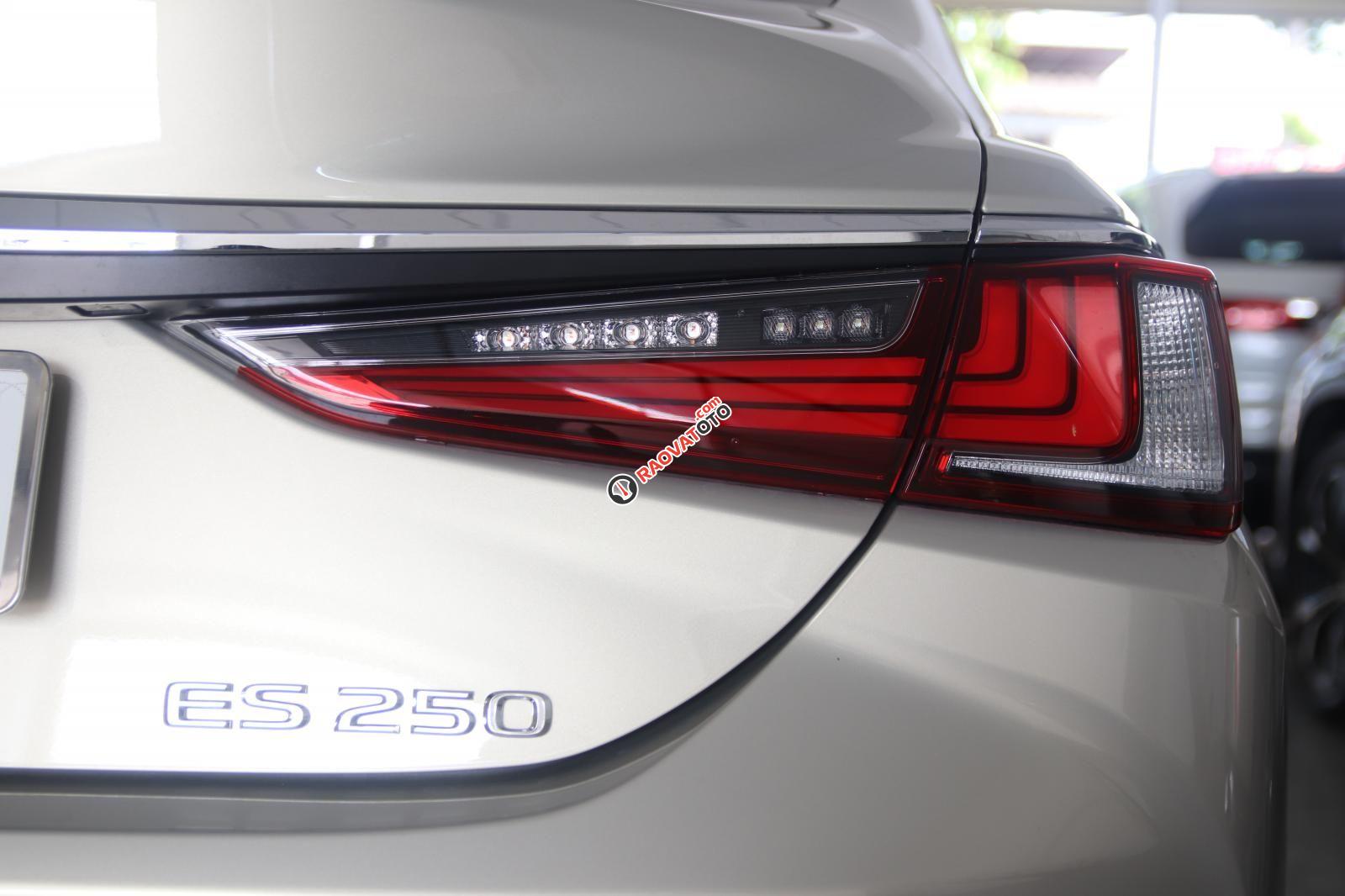 Bán xe hạng sang giá thấp với chiếc Lexus ES 250 đời 2020, màu xám, xe nhập-4