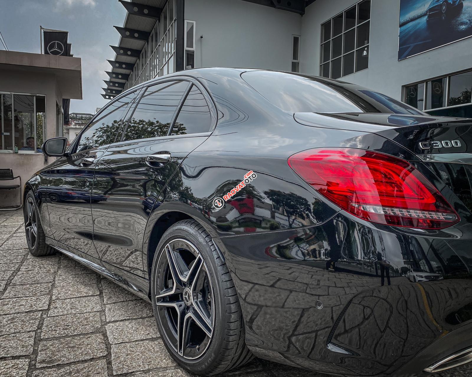 Cần bán gấp Mercedes C300 đời 2020, màu đen, xe siêu lướt-2