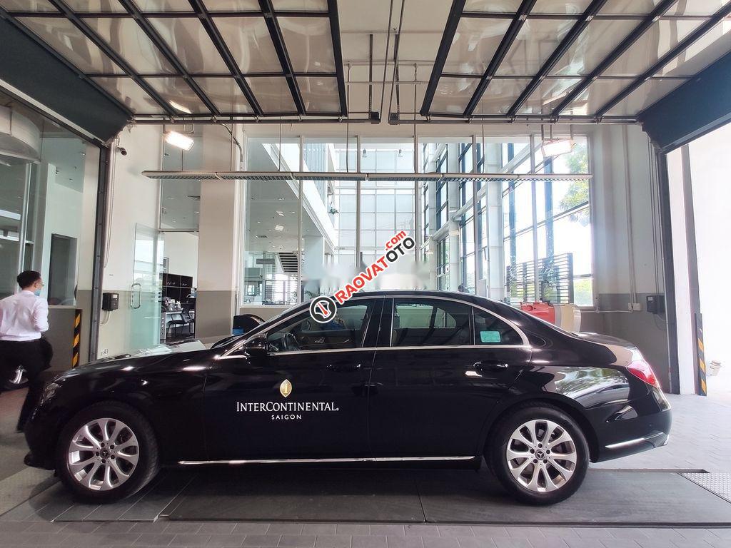 Mercedes-Benz Vietnamstar Phú Mỹ Hưng bán Mercedes E200 năm 2017, màu đen-0