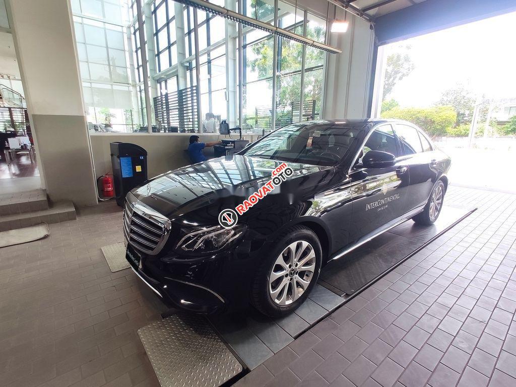 Mercedes-Benz Vietnamstar Phú Mỹ Hưng bán Mercedes E200 năm 2017, màu đen-6