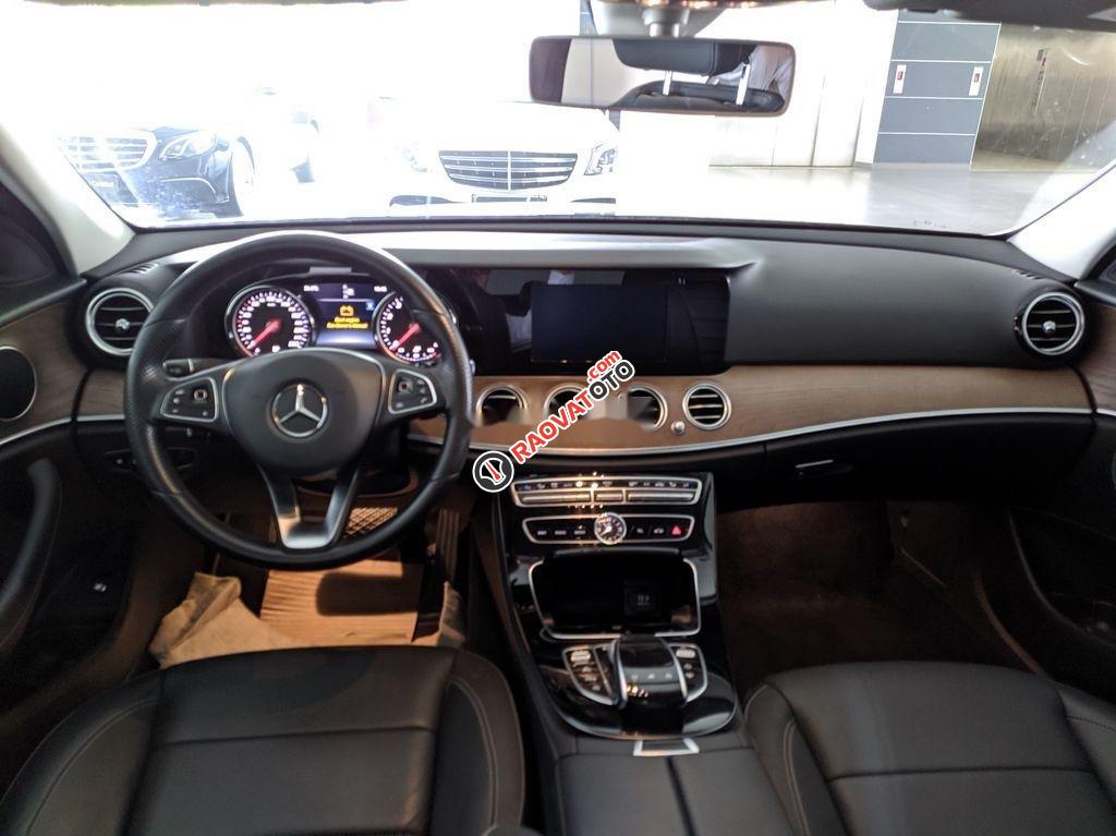 Mercedes-Benz Vietnamstar Phú Mỹ Hưng bán Mercedes E200 năm 2017, màu đen-3
