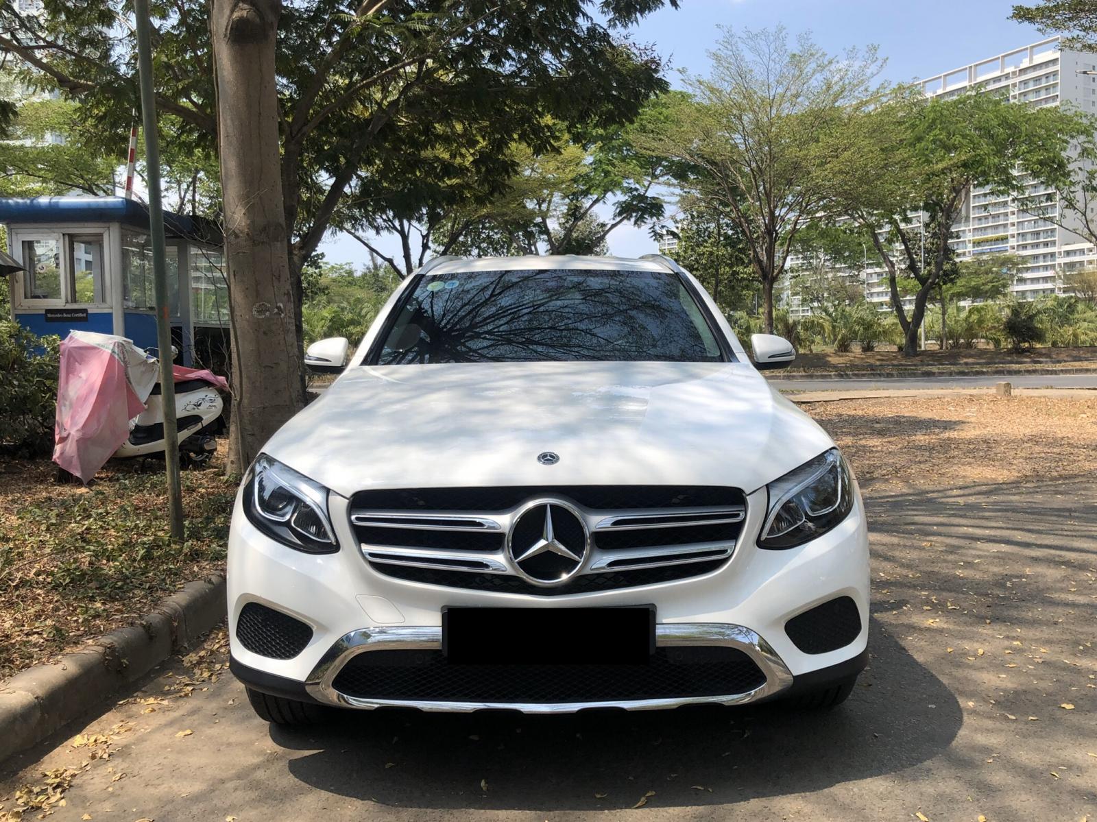 Mercedes Phú Mỹ Hưng cần bán GLC200 2019 lướt chính hãng, odo 6.500 km - màu trắng-0