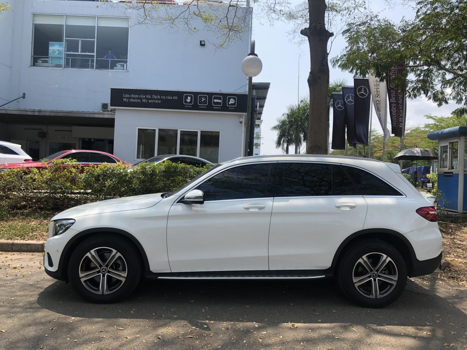 Mercedes Phú Mỹ Hưng cần bán GLC200 2019 lướt chính hãng, odo 6.500 km - màu trắng-2