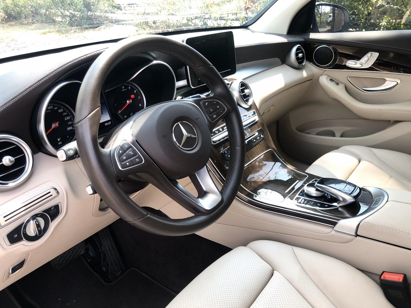 Mercedes Phú Mỹ Hưng cần bán GLC200 2019 lướt chính hãng, odo 6.500 km - màu trắng-4