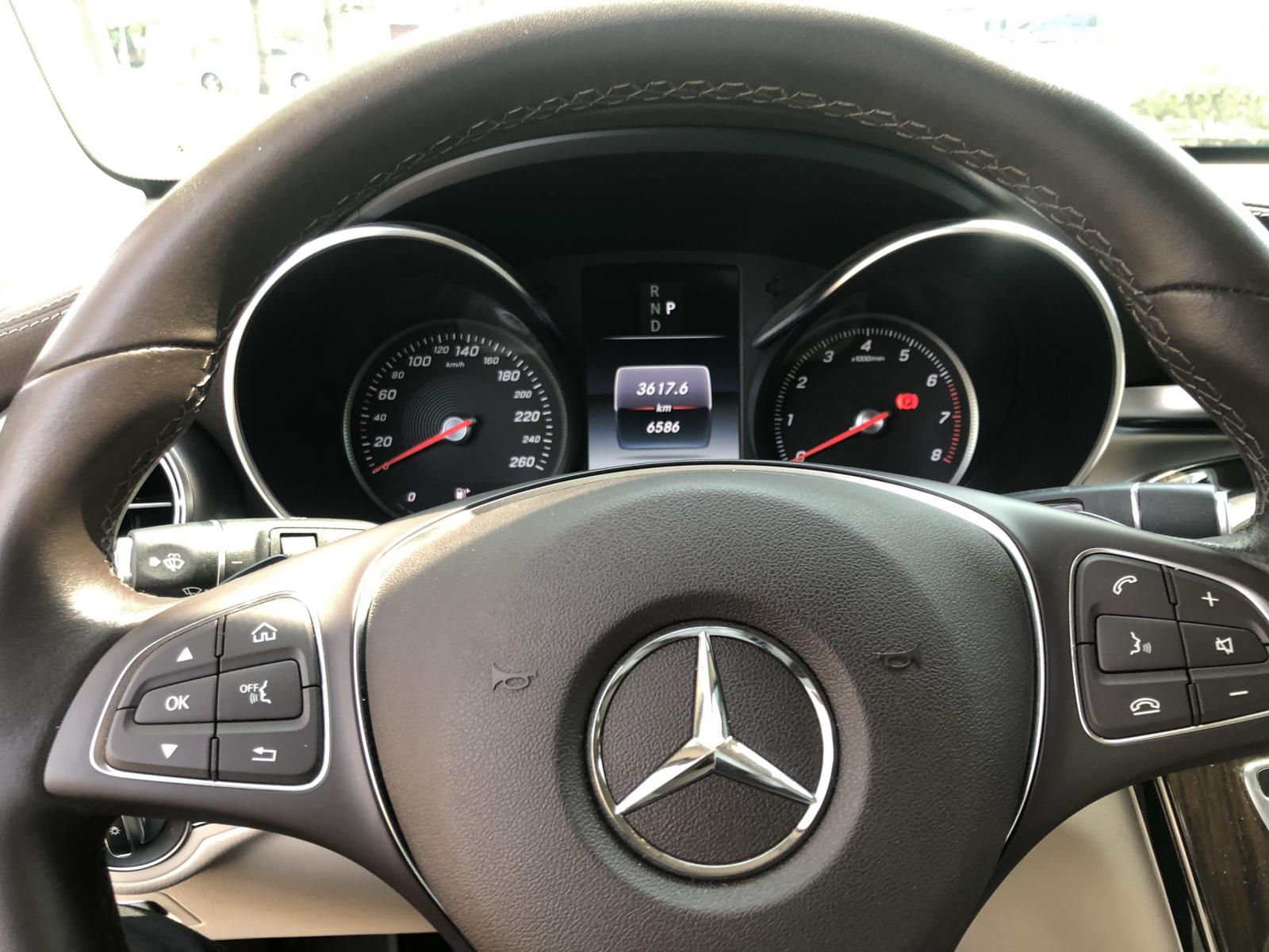 Mercedes Phú Mỹ Hưng cần bán GLC200 2019 lướt chính hãng, odo 6.500 km - màu trắng-9
