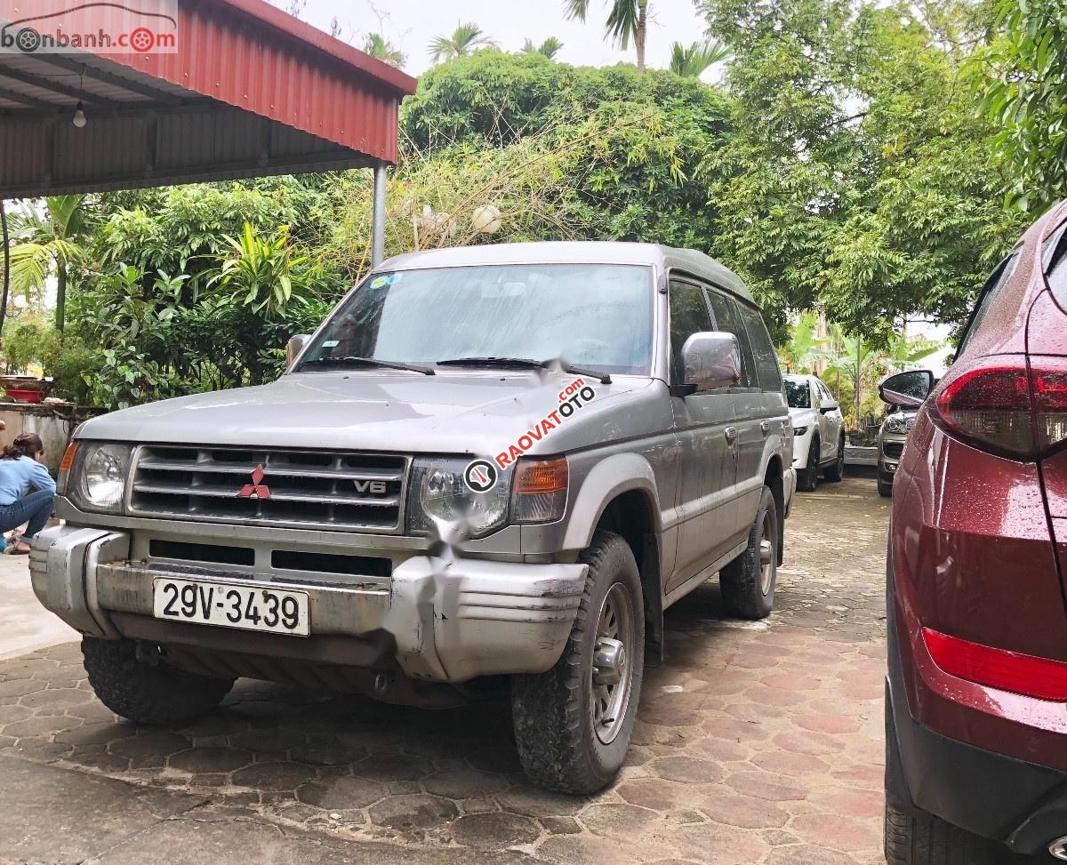 Cần bán lại xe Mitsubishi Pajero 3.0 năm 2005, màu bạc giá cạnh tranh-0