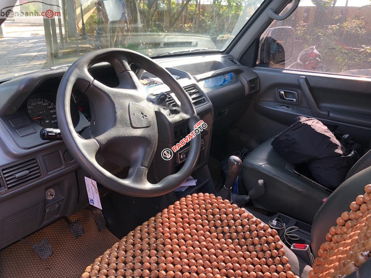 Cần bán lại xe Mitsubishi Pajero 3.0 năm 2005, màu bạc giá cạnh tranh-2