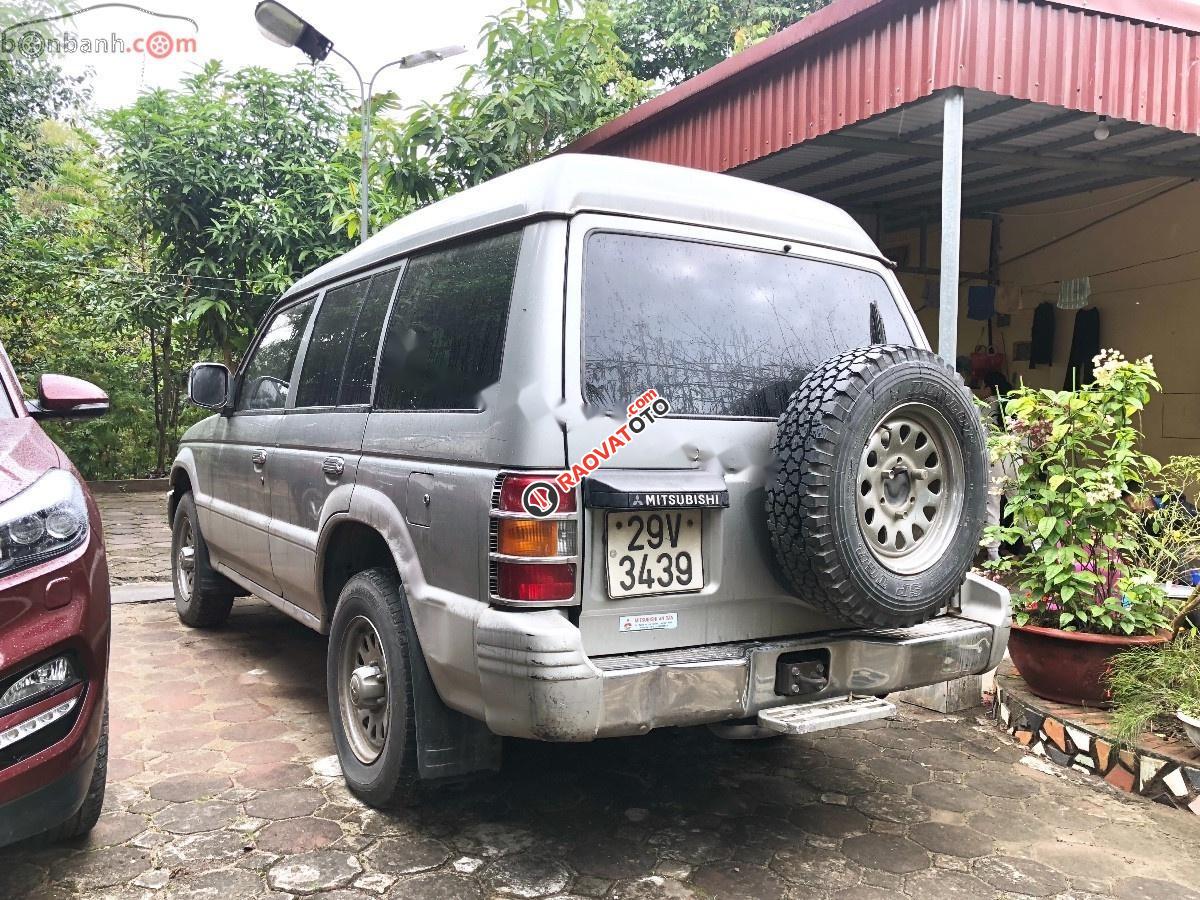 Cần bán lại xe Mitsubishi Pajero 3.0 năm 2005, màu bạc giá cạnh tranh-1