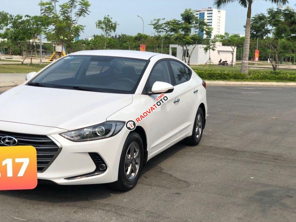 Cần bán gấp Hyundai Elantra năm 2017, số sàn-8