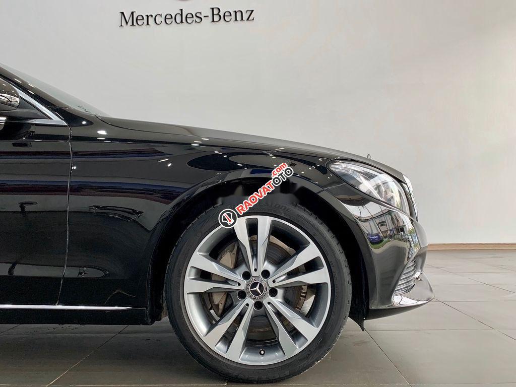 Cần bán gấp Mercedes C250 năm sản xuất 2017, màu đen-6