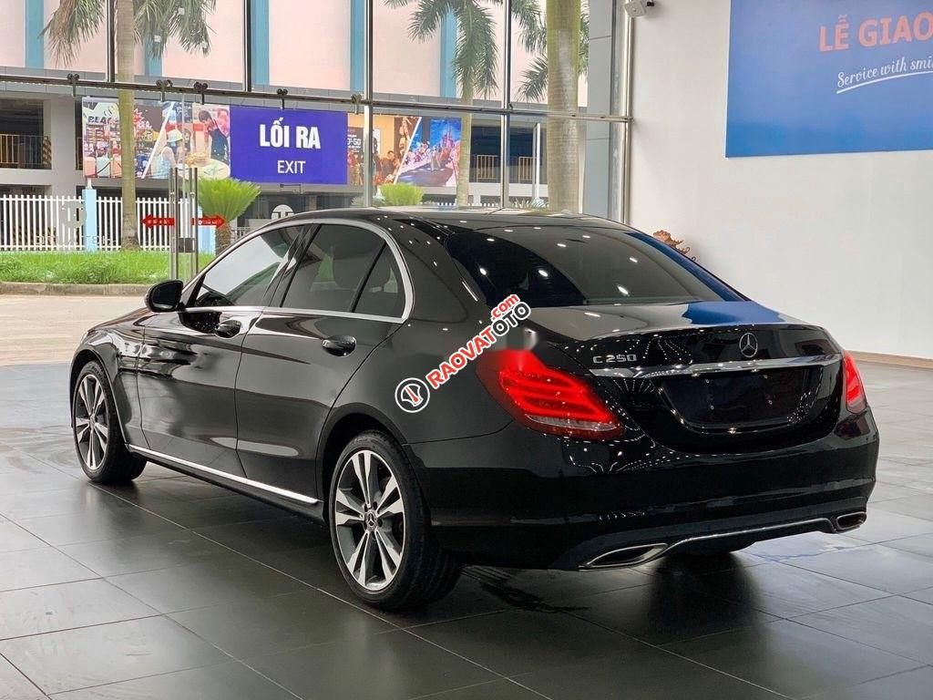 Cần bán gấp Mercedes C250 năm sản xuất 2017, màu đen-4