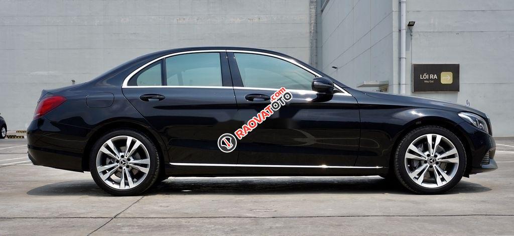 Cần bán lại xe Mercedes C250 đời 2017, màu đen-6