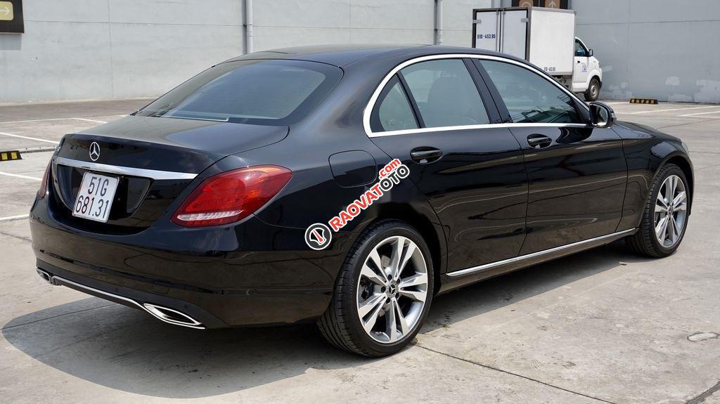 Cần bán lại xe Mercedes C250 đời 2017, màu đen-4