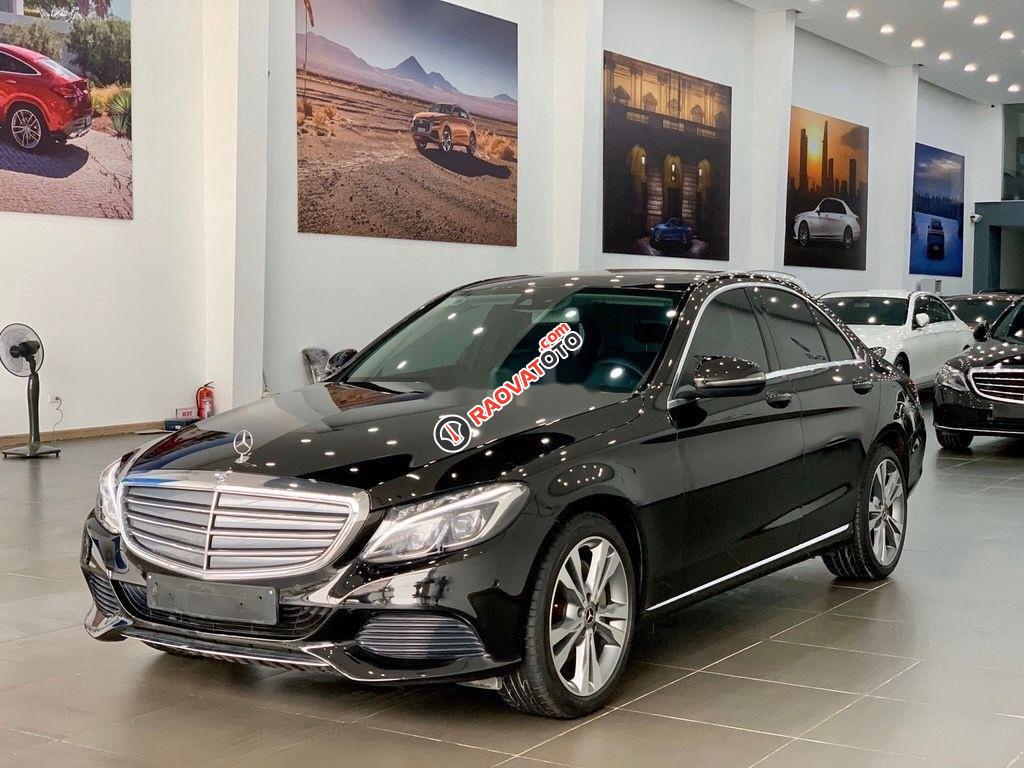 Cần bán gấp Mercedes C250 năm sản xuất 2017, màu đen-2