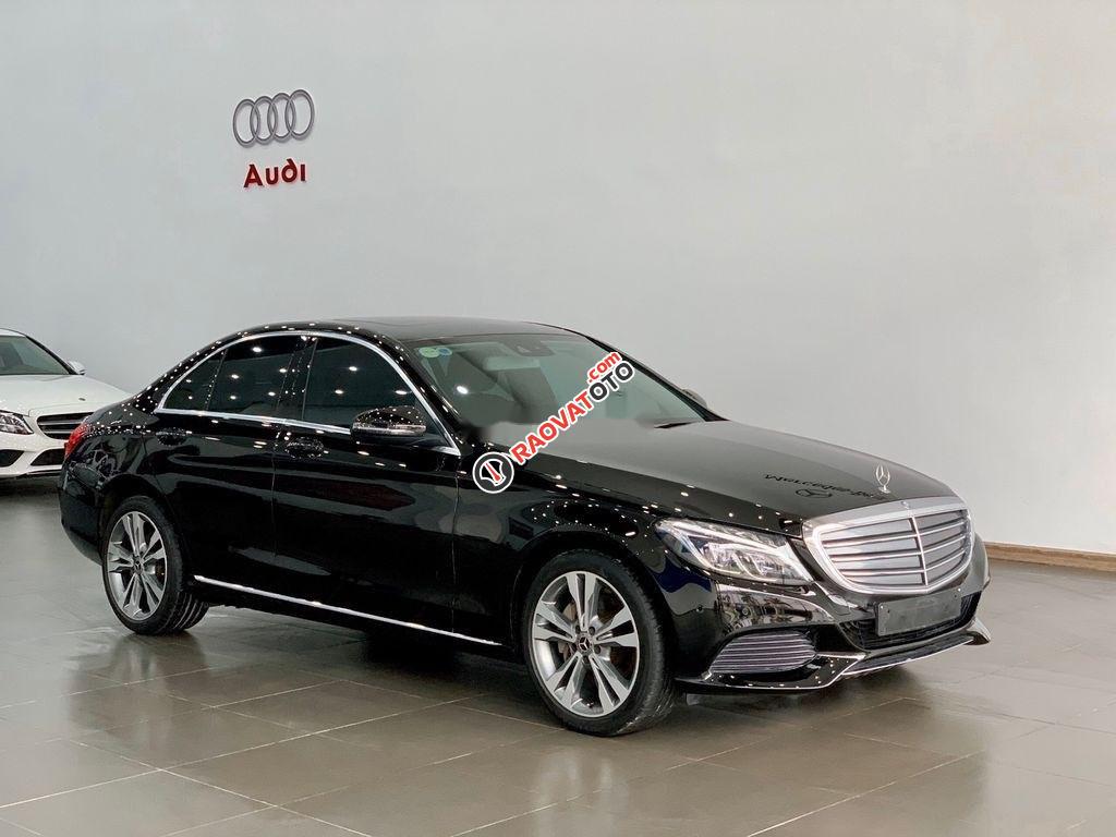 Cần bán gấp Mercedes C250 năm sản xuất 2017, màu đen-10