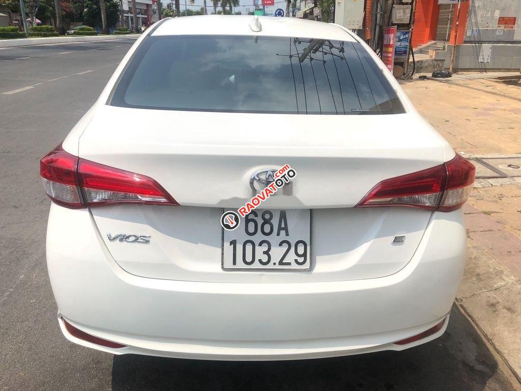 Cần bán gấp Toyota Vios E 2018, màu trắng xe gia đình giá cạnh tranh-2