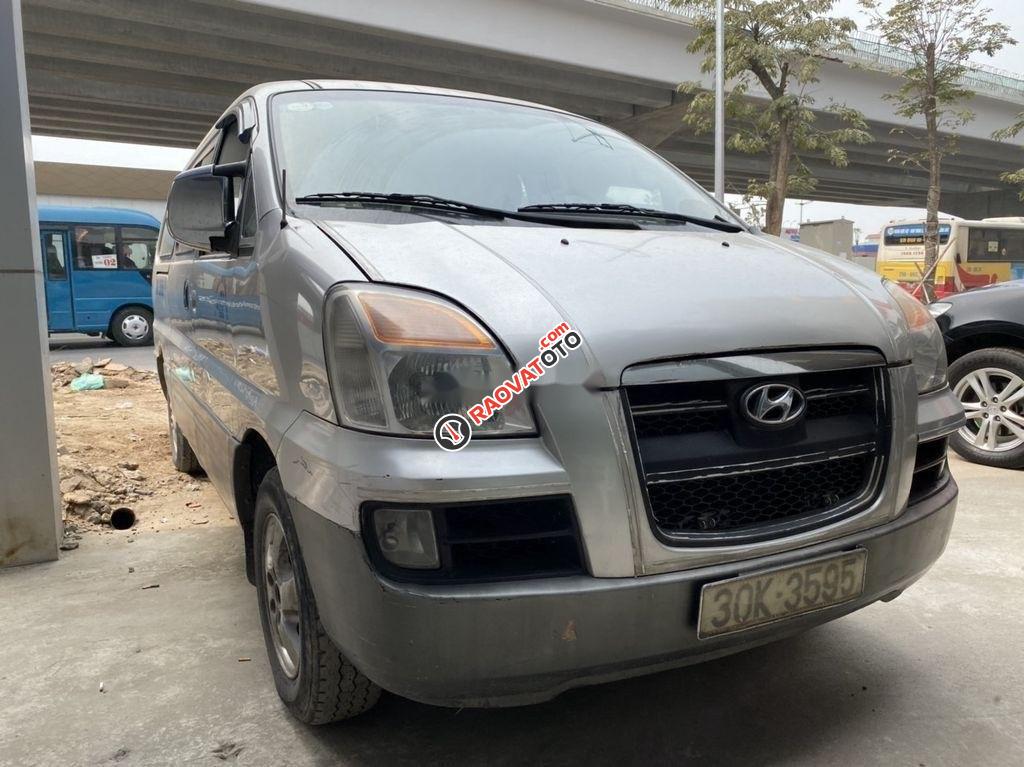 Cần bán xe Hyundai Starex năm 2005, màu bạc số tự động, 195tr-0