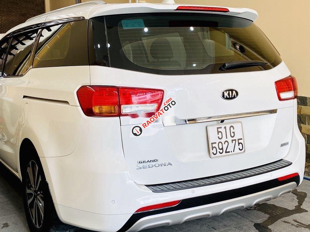 Bán xe Kia Sedona 2.2 DATH đời 2018, màu trắng như mới-8