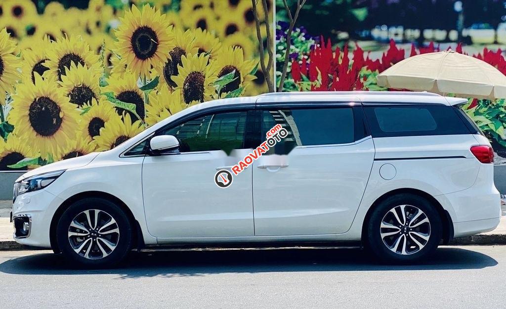 Bán xe Kia Sedona 2.2 DATH đời 2018, màu trắng như mới-9