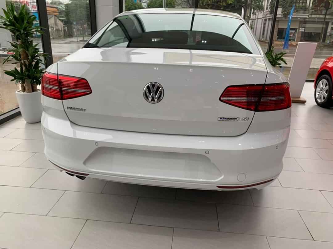 Xe Volkswagen Passat Comfort màu trắng giảm 12%-1