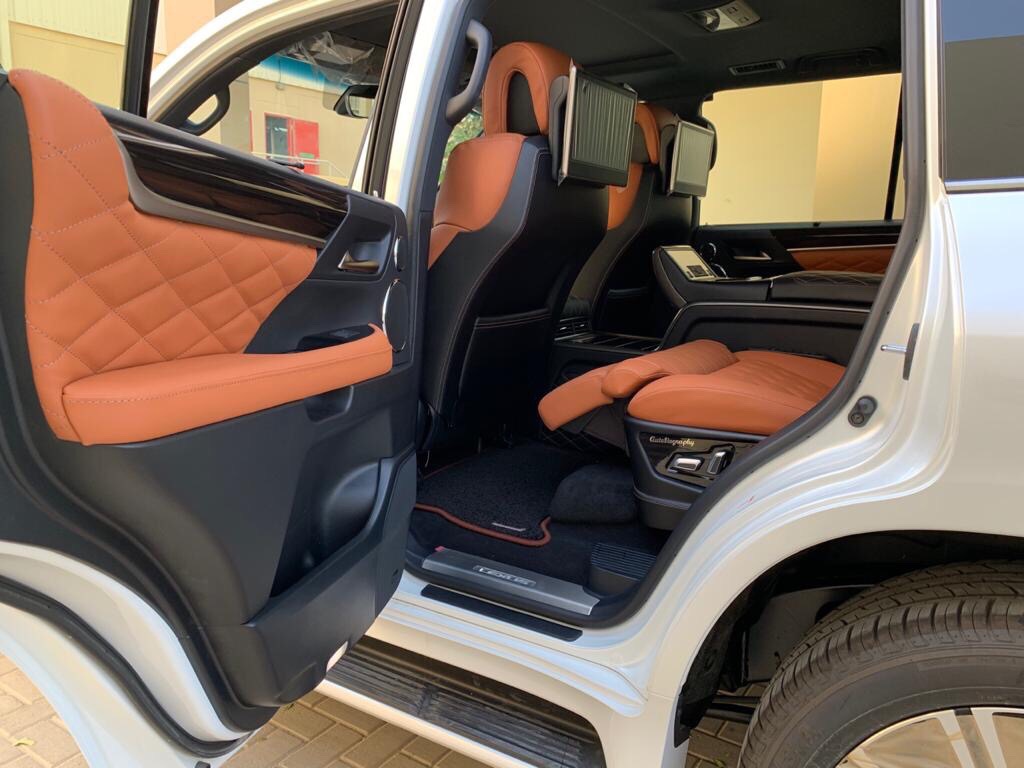 Bán Lexus LX 570 MBS 4 ghế vip màu trắng nội thất da bò sản xuất 2020 nhập mới 100%-1