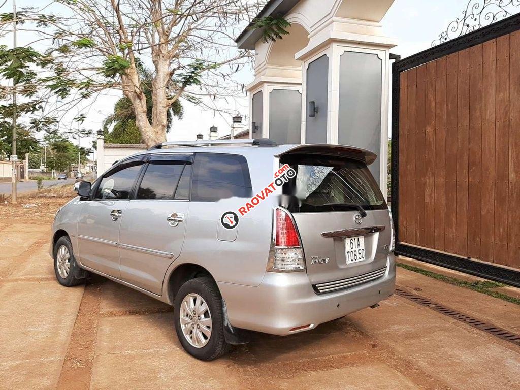 Cần bán xe Toyota Innova sản xuất 2010, màu bạc xe gia đình-1