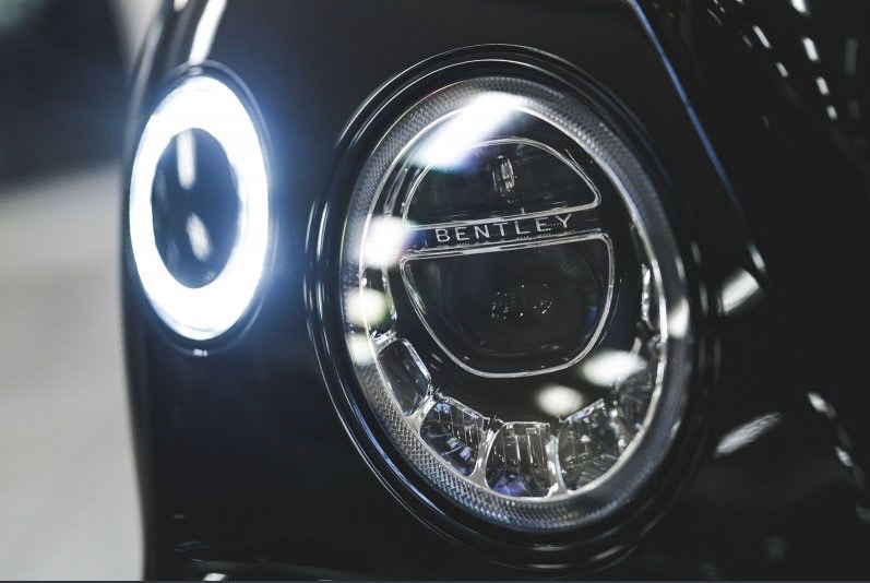 Bentley Bentayga 3.0 Hybrid 2021, màu đen sang trọng, đẳng cấp-3