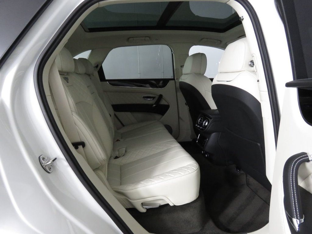 Bán xe Bentley Bentayga V6 3.0 Hybrid 2021, màu trắng, nhập khẩu mới 100%-0