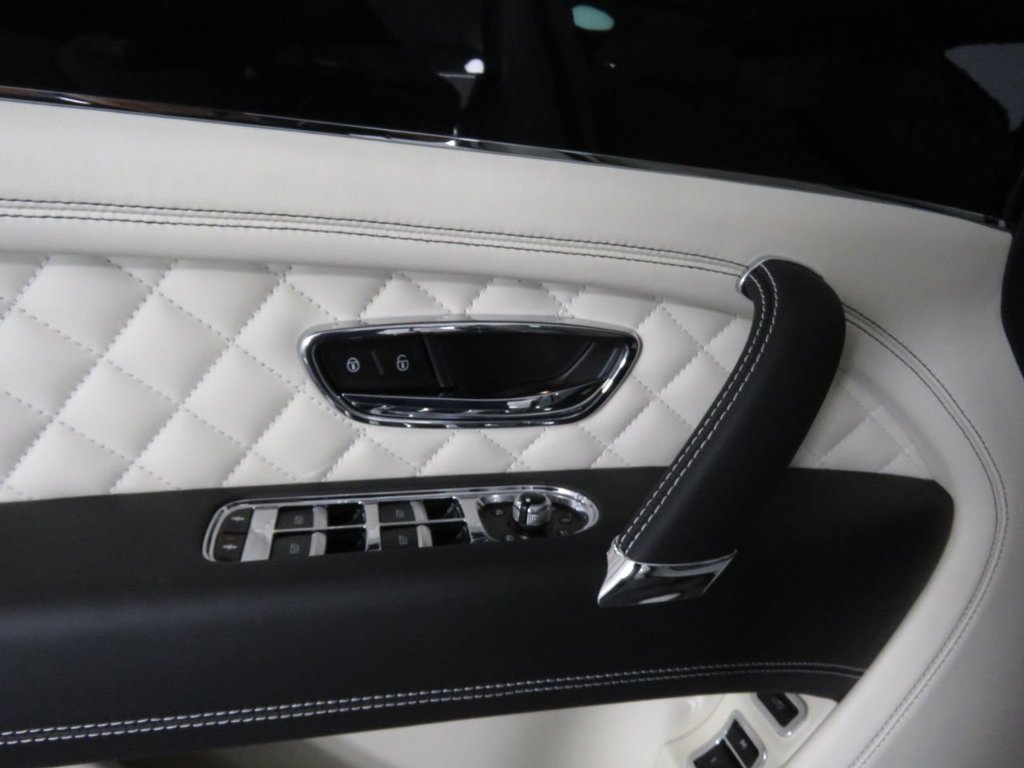 Bán xe Bentley Bentayga V6 3.0 Hybrid 2021, màu trắng, nhập khẩu mới 100%-5