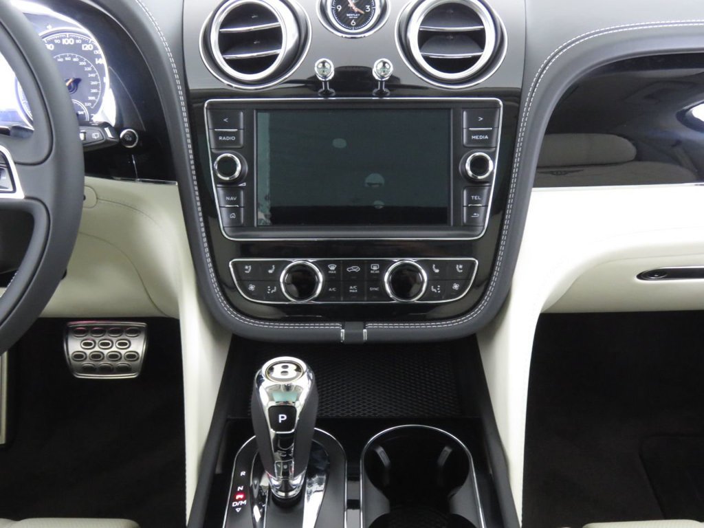 Bán xe Bentley Bentayga V6 3.0 Hybrid 2021, màu trắng, nhập khẩu mới 100%-4