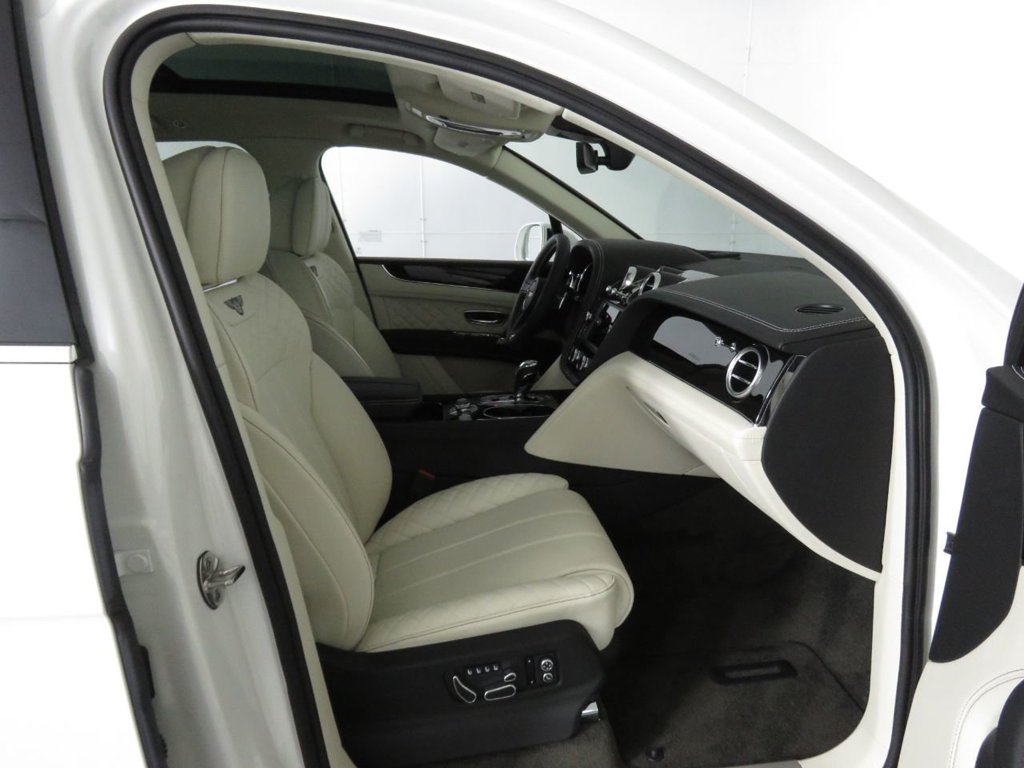 Bán xe Bentley Bentayga V6 3.0 Hybrid 2021, màu trắng, nhập khẩu mới 100%-1