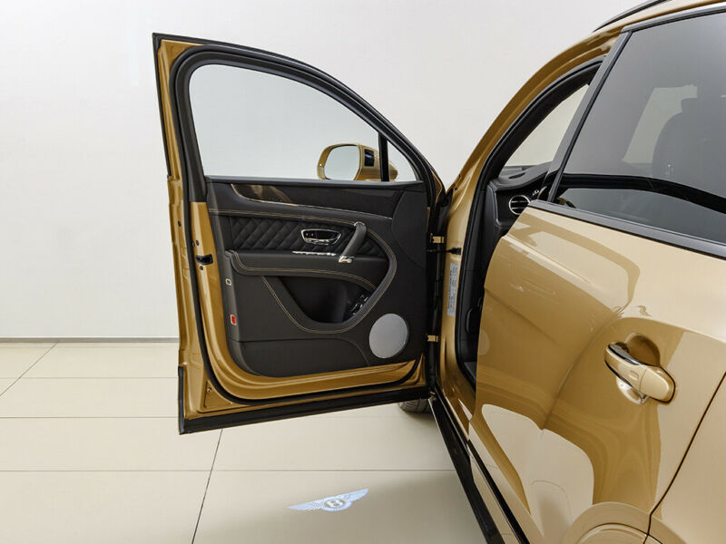 Bán xe Bentley Bentayga 3.0 Hybrid 2021 màu vàng giá cực hợp lý-6