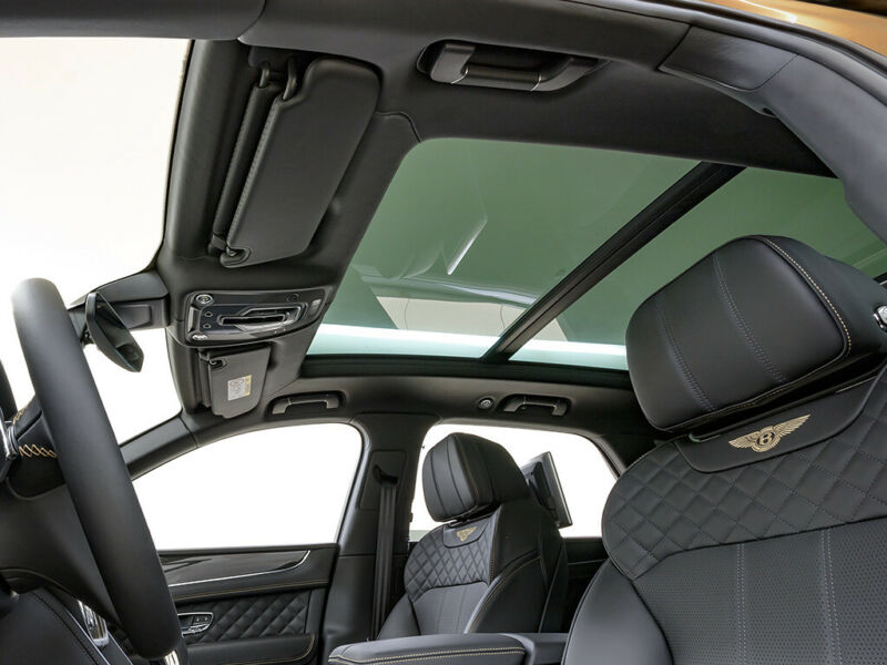 Bán xe Bentley Bentayga 3.0 Hybrid 2021 màu vàng giá cực hợp lý-8